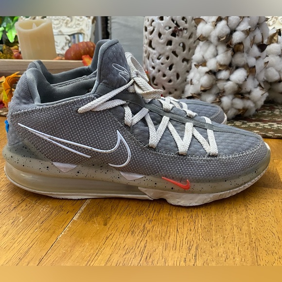 Nike Lebron 17 - Picture 1 of 11